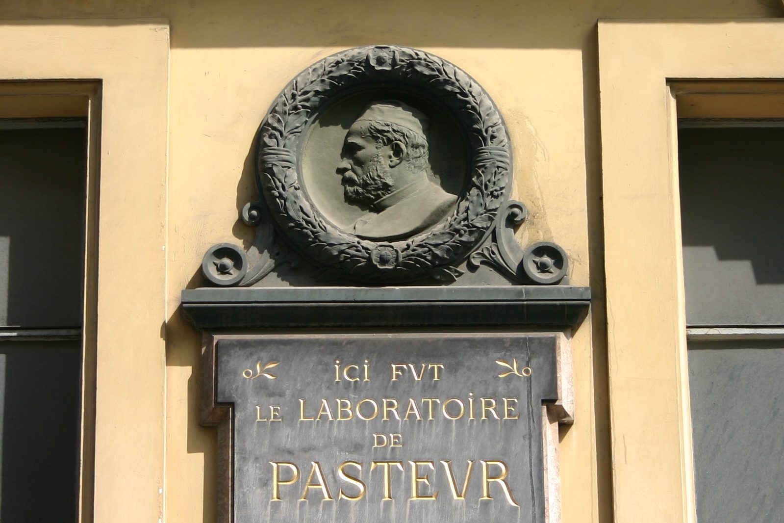 Louis%20Pasteur%27s%20laboratory%20memorial%20tablet%2C%20Ecole%20Normale%20Superieure%2C%20Paris%20%284%29.JPG